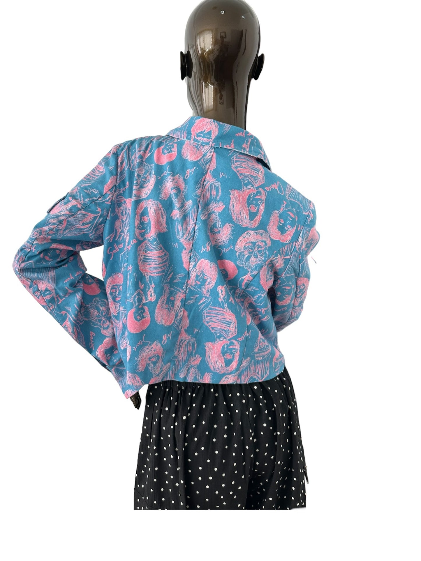 Cropped Design Jacket in Faces Print with long sleeves